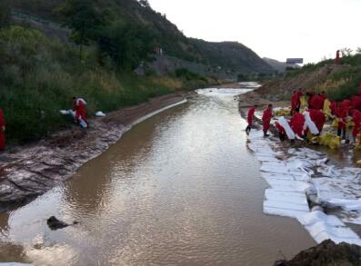 漏油污染困扰陕北农民：水要撇油后搁两三天才能吃