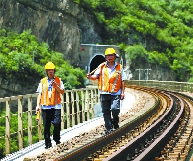 守崖人:守的不是山 是铁路线上的安全