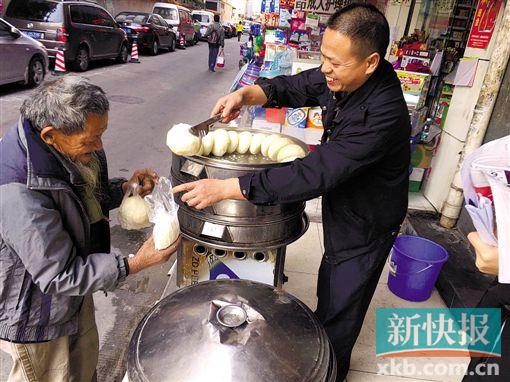 东莞“神秘人”雇人街头发馒头 2年来风雨无阻