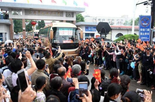 安徽毛坦厂中学考生出发 万余民众冒雨相送