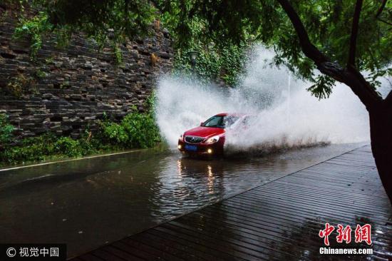 南方多地遭遇强降雨袭击 暴雨蓝色预警继续发布