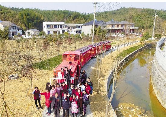 农家乐还能开火车？ 脱贫致富“村会玩”