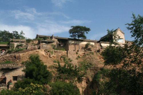 逃不开的悬空村:采煤掏空村庄地下 另建新村却仍存隐患